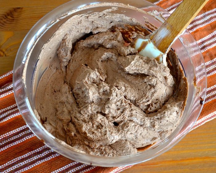 Блинный торт с бананами и шоколадным муссом