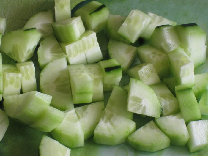 Салат с помидорами черри, кукурузой и оливками