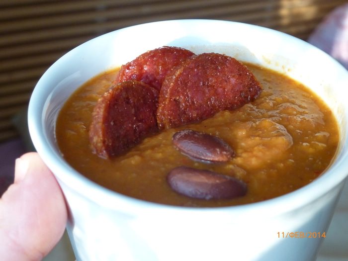 Суп из фасоли и чоризо в деревенском стиле