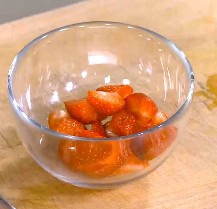 Гранола из семечек с клубникой и йогуртом 