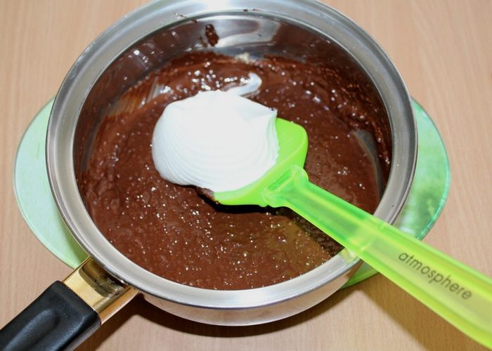 Блинный торт с шоколадным муссом, орехами и грушей
