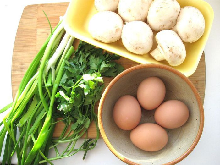 Пирог с яйцами и грибами