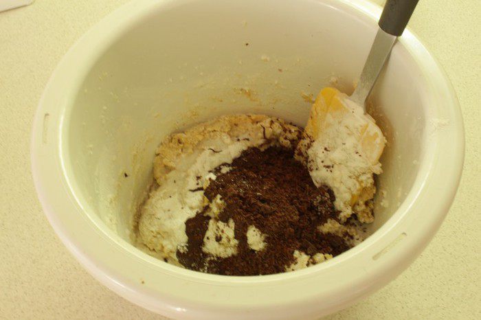 Шоколадный торт с манго, маскарпоне и орехами