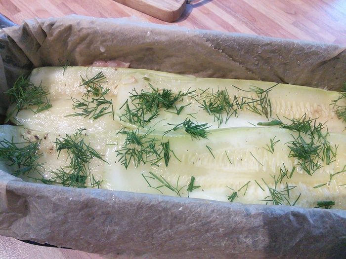 Запеканка из лосося с кабачком и пореем