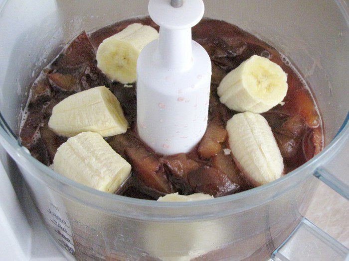 Сливовое варенье с бананами и орехами