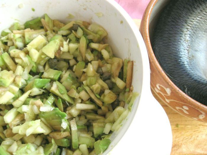 Салат с яблоком, сельдью и авокадо