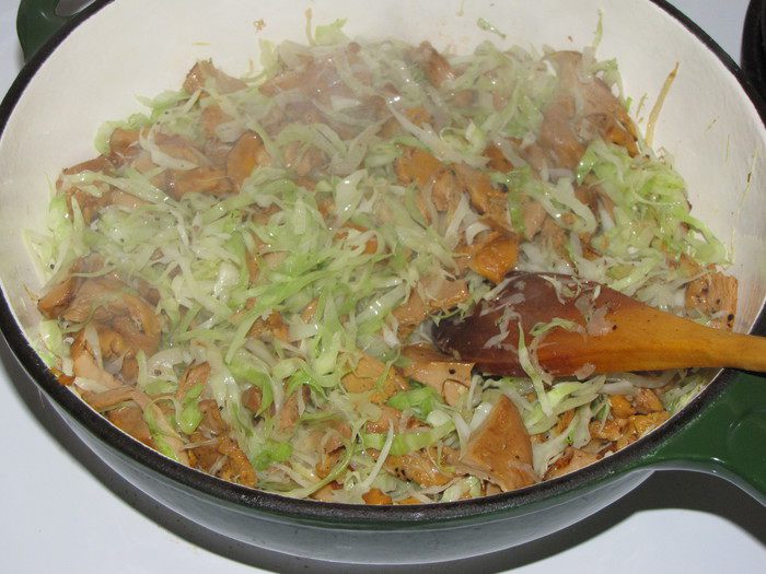 Летний пирог с лисичками и капустой