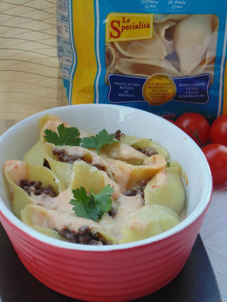 Запеченные конкильони, фаршированные мясом