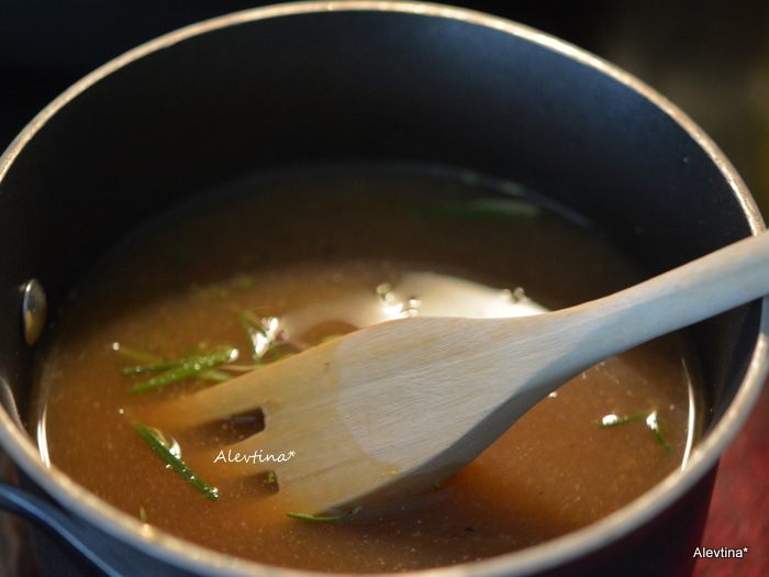 Говядина, тушенная с розмарином и чесноком