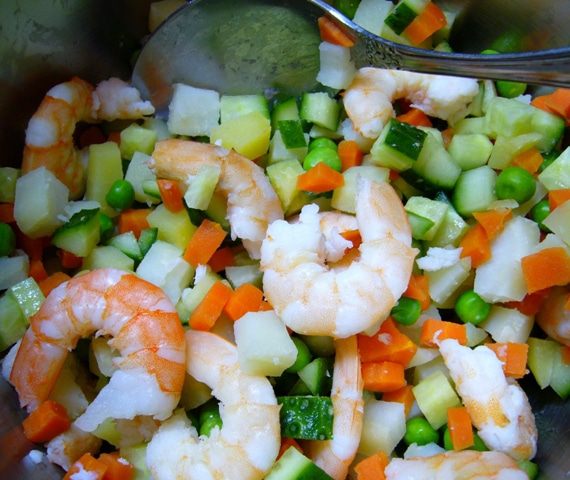 Оливье с креветками и картофелем пай