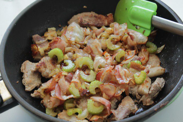 Мясное жаркое в соусе из сливок и белого вина