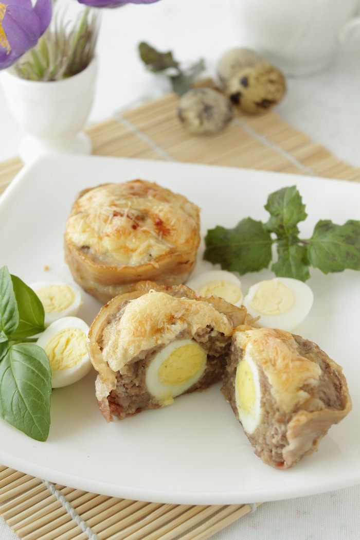 Мясные кексы с перепелиными яйцами
