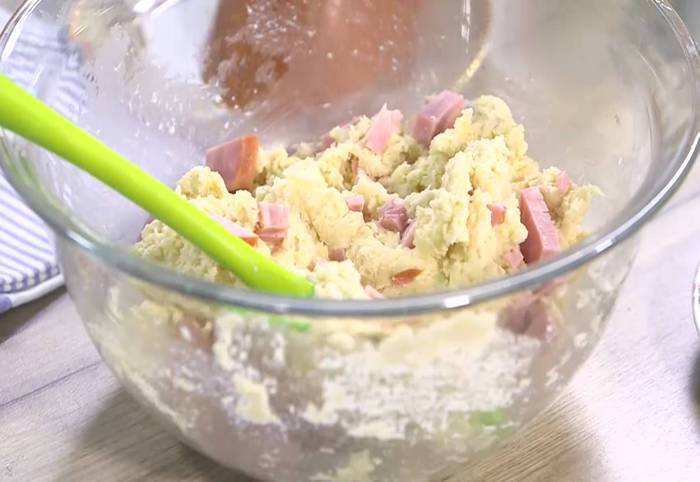 Быстрый пирог с ветчиной, луком и сыром 