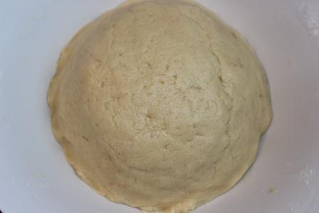 Нежное песочное пирожное с вишней и фундуком 