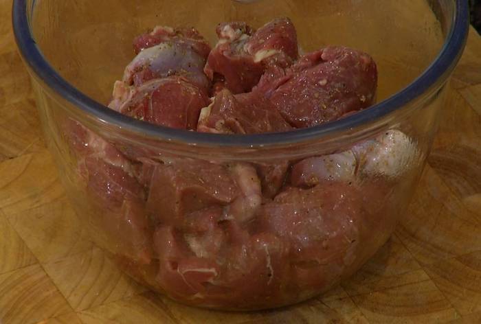 Маринованная ягнятина с артишоками и зеленым горошком