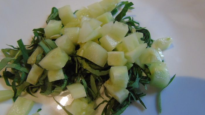 Салат с огурцом и листьями настурции