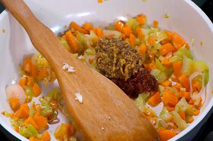 Мильфей с рыбой, авокадо и жареными овощами 