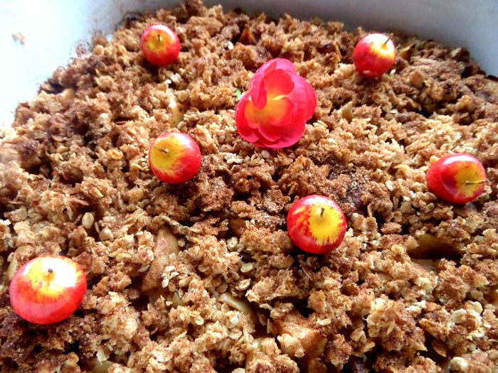 Яблоки, запеченные под овсяным крамблом