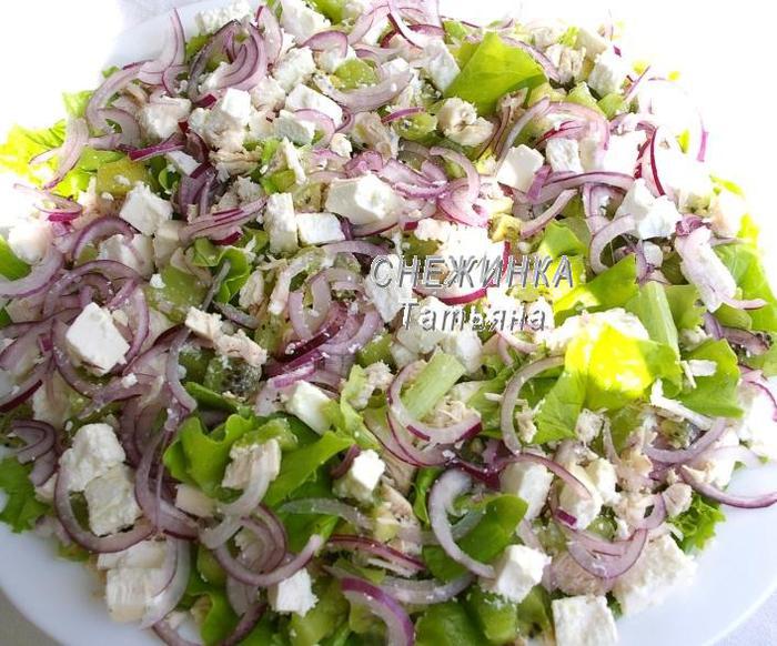 Куриный салат с киви и брынзой