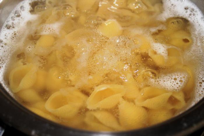 Фаршированные Конкилье Ригате под миндальными лепестками