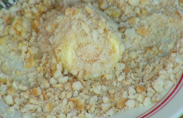 Яйцо по-шотландски с салатом и грудинкой 