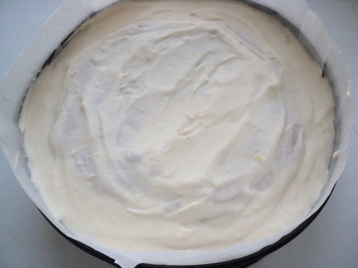 Торт с персиками и малиной