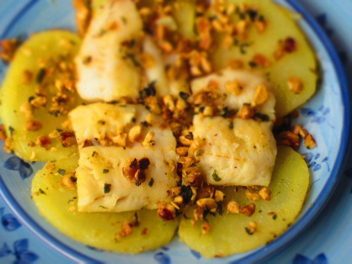 Хек с картофелем и фундуком