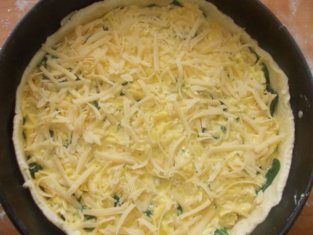 Киш с семгой, двумя видами сыра и прованскими травками