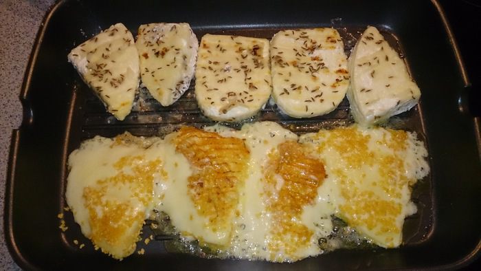 Жареный сыр с соусом из брусники и табаско