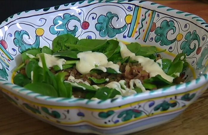 Семга с чечевицей, шпинатом и луком-пореем 