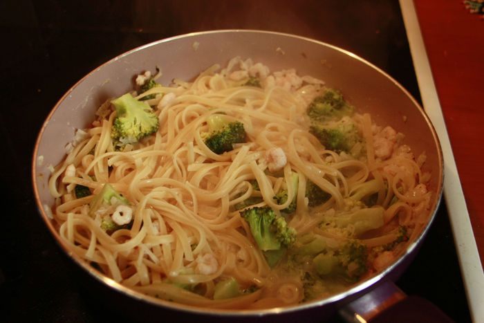 Паста с брокколи и креветками