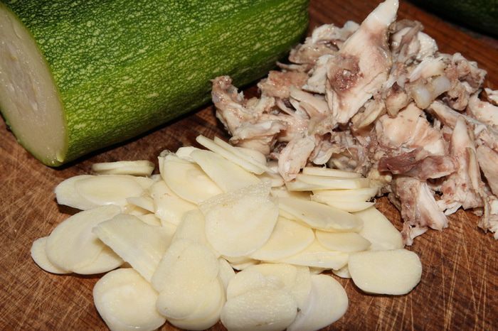 Чесночный суп с цукини и сухариками