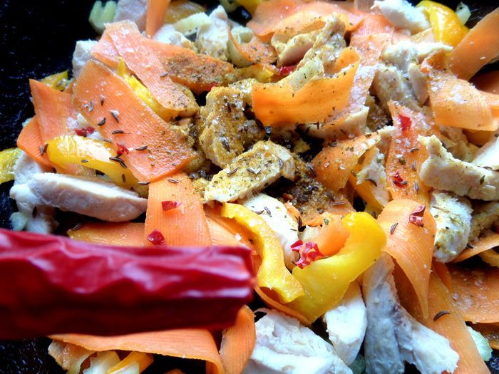 Куриное филе с карри и овощами