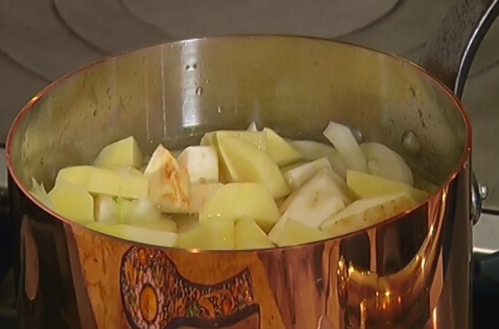 Суп-крем из фенхеля, сельдерея и порея с семгой