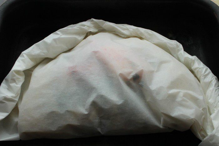 Мафальдине с камчатским крабом и зеленым горошком, запеченные в пергаменте