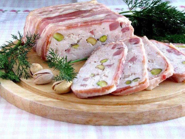 Куриный террин с ветчиной и фисташками