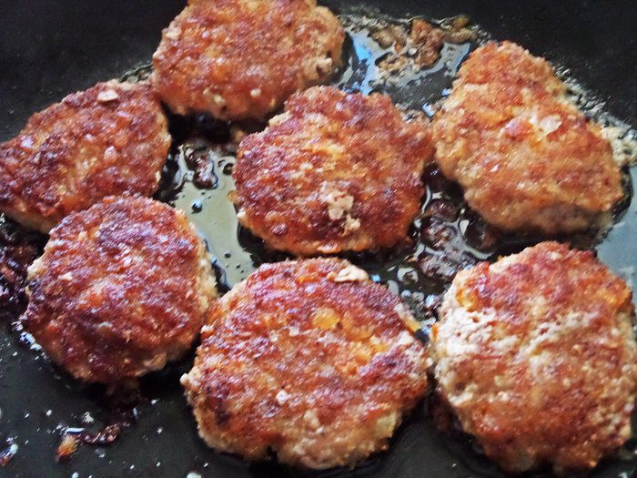Котлеты с беконом, салатом и рисом