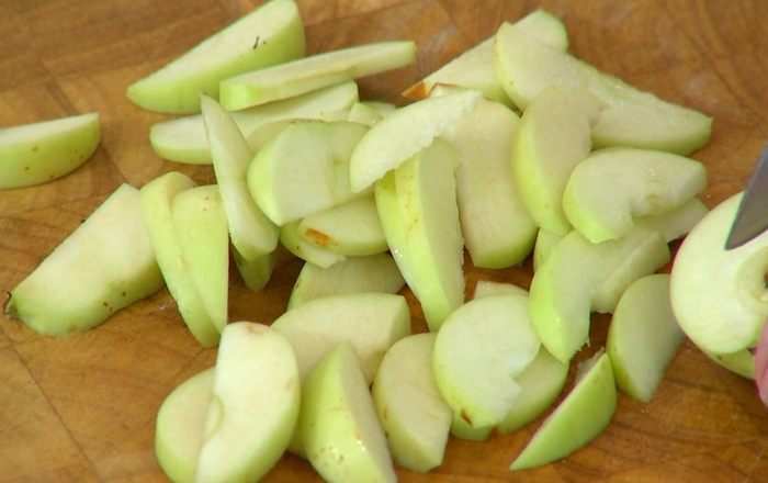 Яблочный крамбл с грецкими орехами