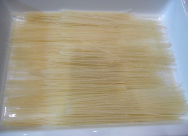 Креветки с грибами и рисовой лапшой