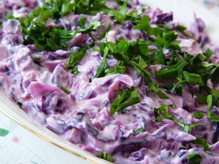 Салат из краснокочанной капусты с йогуртом и чесноком