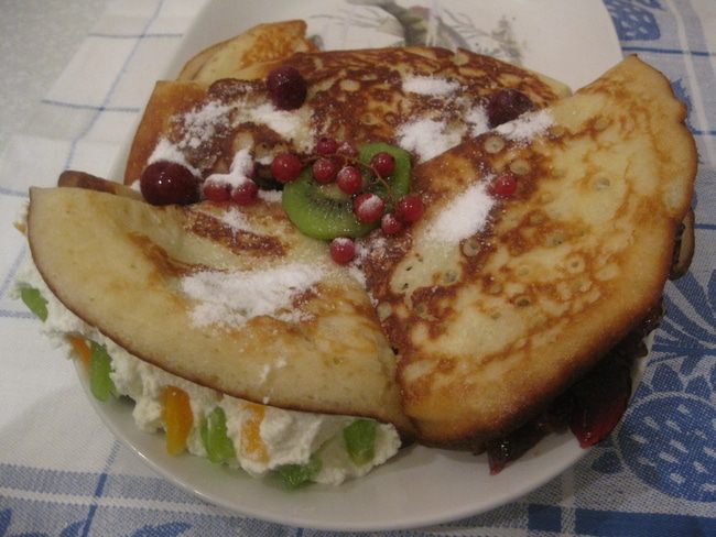 Блины по-русски с начинкой (на дрожжах)