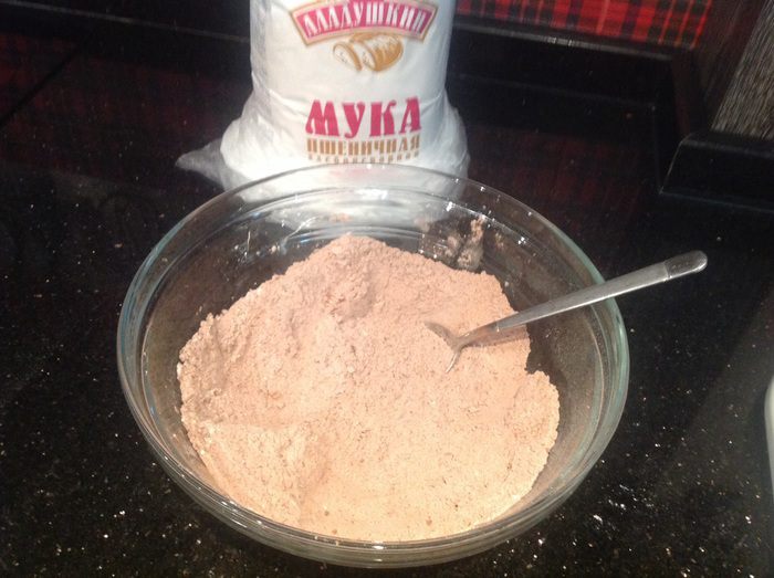 Шоколадный пирог с грушами и корицей
