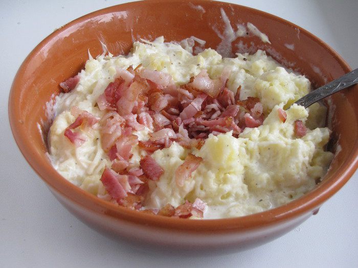 Картофельные лодочки с беконом и сыром