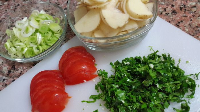 Молодой картофель с мидиями и луком-пореем, запеченный в сливках