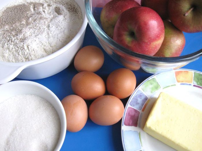 Шарлотка с яблоками