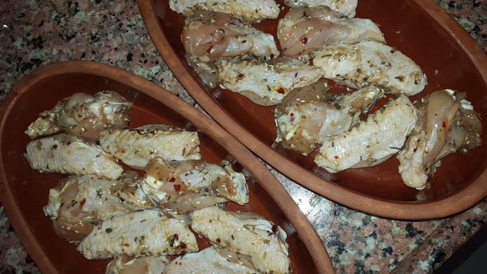 Куриные крылышки и молодой картофель, запеченные в духовке