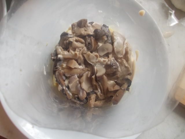 Слоеный салат с курицей и чипсами в пикантной заправке