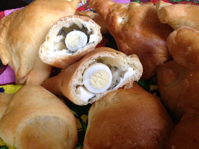 Слойки с щавелем, сыром и яйцом
