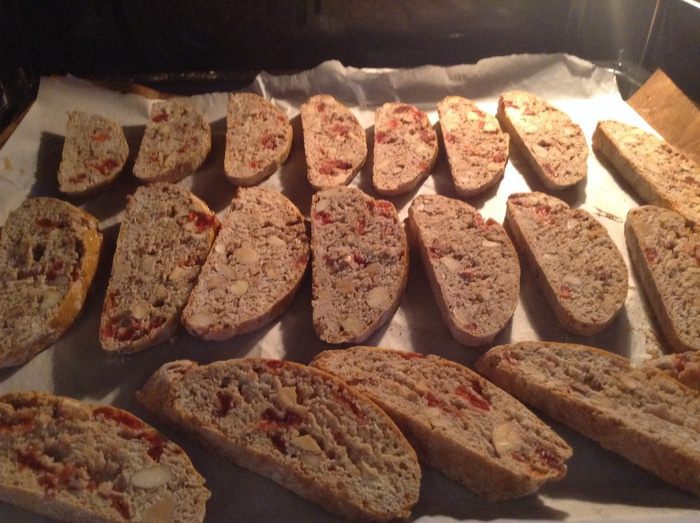 Бискотти с вишней и миндалем