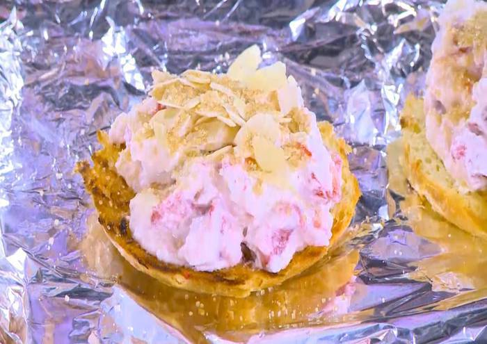 Сладкая брускетта с рикоттой и клубникой 